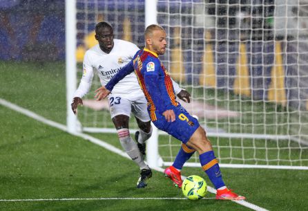 Mendy y Braithwaite en la polémica jugada del Clásico. Mendy y Braithwaite en la polémica jugada del Clásico.