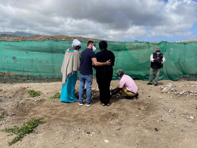El hermano de la Cruz Blanca, Enrique Calvo , sostiene a Massa ante la tumba de su hija El hermano de la Cruz Blanca, Enrique Calvo , sostiene a Massa ante la tumba de su hija