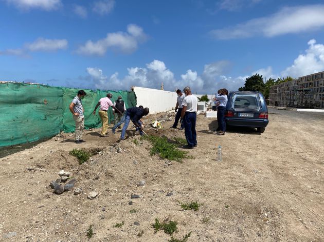 Aboubacar Drame, también de Malí , que sobrevivió siendo un niño al mismo trayecto en patera hacia la isla , se ha encargado de la ceremonia y el enterramiento de su pequeña compatriota Aboubacar Drame, también de Malí , que sobrevivió siendo un niño al mismo trayecto en patera hacia la isla , se ha encargado de la ceremonia y el enterramiento de su pequeña compatriota