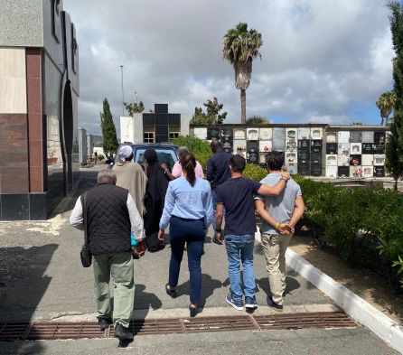 La comitiva funebre compuesta por Massa , la mamá de Eléne, otra madre superviviente de otra patera, una representación de la comunidad africana en la isla y dos trabajadores de Cruz Blanca La comitiva funebre compuesta por Massa , la mamá de Eléne, otra madre superviviente de otra patera, una representación de la comunidad africana en la isla y dos trabajadores de Cruz Blanca