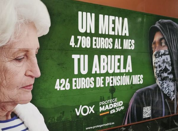 Cartelería electoral de Vox en la estación de tren de Sol