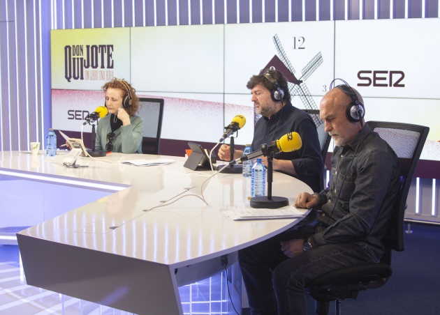 Olga Hernangómez, Antonio Martínez Asensio y Eugenio Barona, mientras narran las andanzas de Don Quijote y Sancho Panza Olga Hernangómez, Antonio Martínez Asensio y Eugenio Barona, mientras narran las andanzas de Don Quijote y Sancho Panza
