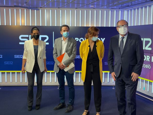 Foto de familia del debate en la SER sin Pablo Iglesias, que no ha querido posar por las palabras de Rocío Monasterio ante las amenazas que ha recibido. Foto de familia del debate en la SER sin Pablo Iglesias, que no ha querido posar por las palabras de Rocío Monasterio ante las amenazas que ha recibido.