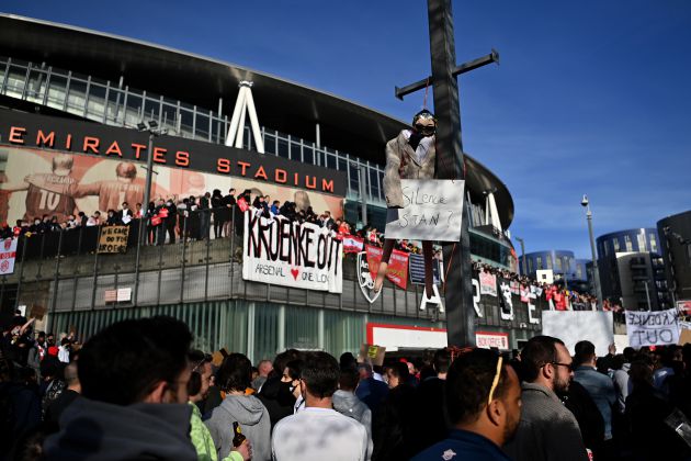 Concentración de aficionados del Arsenal FC contra su propietario Concentración de aficionados del Arsenal FC contra su propietario