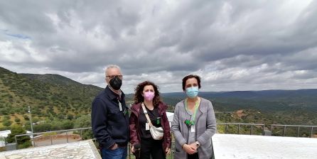 Juan José Millás, Paqui Ramos y Eva Nagore en el Cabril, en la sierra de Albarrana Juan José Millás, Paqui Ramos y Eva Nagore en el Cabril, en la sierra de Albarrana