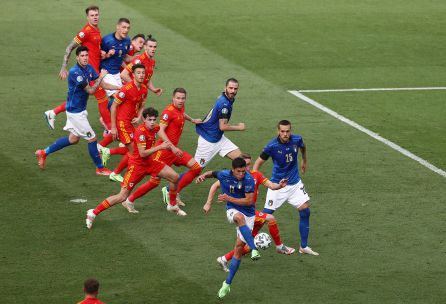 Pessina marcando el gol de la victoria con Italia Pessina marcando el gol de la victoria con Italia