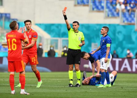 Ampadu, jugador de Gales, expulsado durante el encuentro tras una fuerte entrada Ampadu, jugador de Gales, expulsado durante el encuentro tras una fuerte entrada