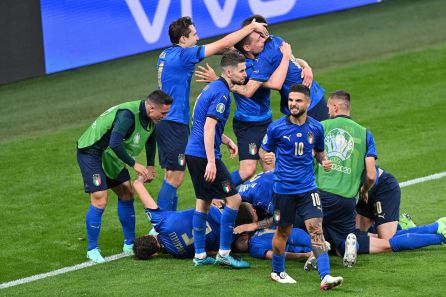 El gol de Pessina fue celebrado por toda la plantilla italiana El gol de Pessina fue celebrado por toda la plantilla italiana