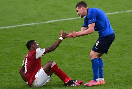 Alaba siendo ayudado por Belotti a levantarse del terreno de juego Alaba siendo ayudado por Belotti a levantarse del terreno de juego