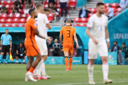 De Ligt saliendo del terreno de juego tras su expulsión De Ligt saliendo del terreno de juego tras su expulsión
