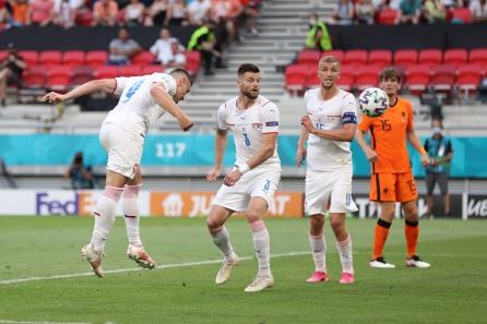 Remate de Holes para dar el primer gol de República Checa Remate de Holes para dar el primer gol de República Checa