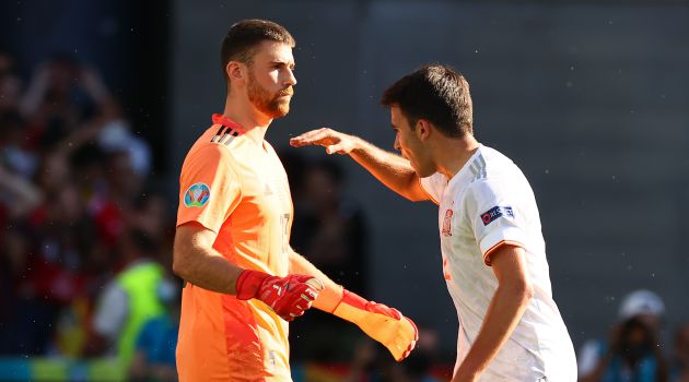 Eric García anima a Unai Simón tras su error ante Croacia Eric García anima a Unai Simón tras su error ante Croacia