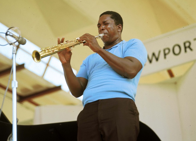 John Coltrane durante su actuación en el festival de Newport John Coltrane durante su actuación en el festival de Newport