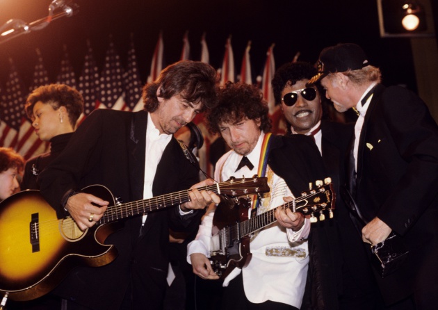 George Harrison junto a Bob Dylan en 1988 George Harrison junto a Bob Dylan en 1988