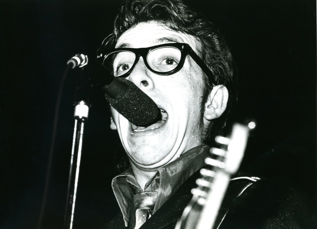 Elvis Costello en un concierto en Londres, 1979 Elvis Costello en un concierto en Londres, 1979