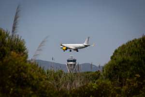 Archivo - Un avión aterriza en el aeropuerto de Josep Tarradellas Barcelona-El Prat, cerca del espacio protegido natural de La Ricarda, a 9 de junio de 2021, en El Prat de Llobregat, Barcelona, Cataluña (España). Archivo - Un avión aterriza en el aeropuerto de Josep Tarradellas Barcelona-El Prat, cerca del espacio protegido natural de La Ricarda, a 9 de junio de 2021, en El Prat de Llobregat, Barcelona, Cataluña (España).