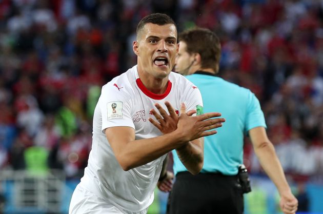 Xhaka celebra su gol ante Serbia en el Mundial de 2018 simulando un águila bicéfala Xhaka celebra su gol ante Serbia en el Mundial de 2018 simulando un águila bicéfala