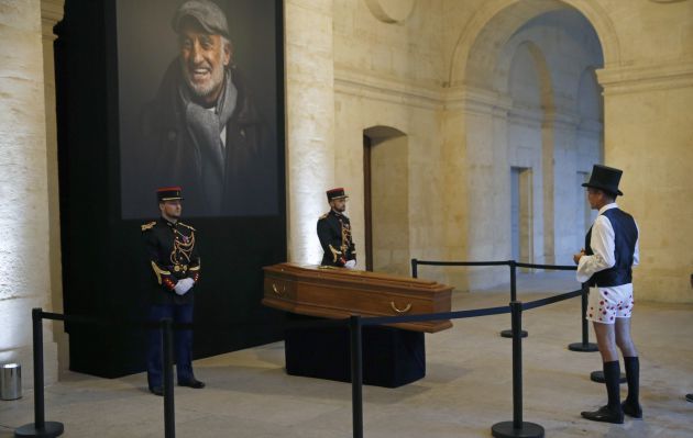 Un hombre, vestido como Jean-Paul Belmondo en 'El Estafador', despide al actor. Un hombre, vestido como Jean-Paul Belmondo en 'El Estafador', despide al actor.