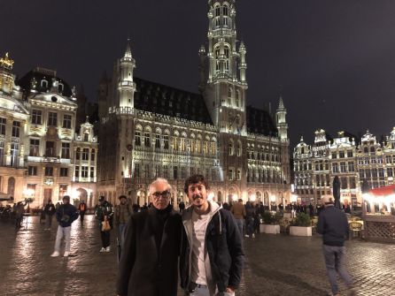 Juanjo Millás y Dani Sousa en la Grand Place de Bruselas Juanjo Millás y Dani Sousa en la Grand Place de Bruselas