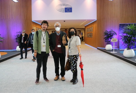 Dani Sousa, Juanjo Millás y Paqui Ramos en los pasillos del Parlamento Europeo Dani Sousa, Juanjo Millás y Paqui Ramos en los pasillos del Parlamento Europeo