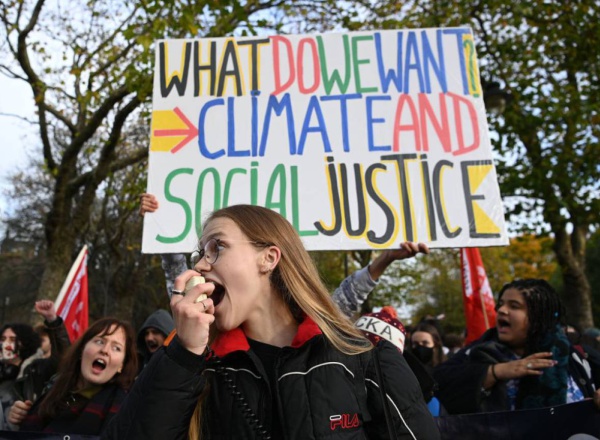 Jóvenes del movimiento Fridays For Future manifestándose por el cambio climático.