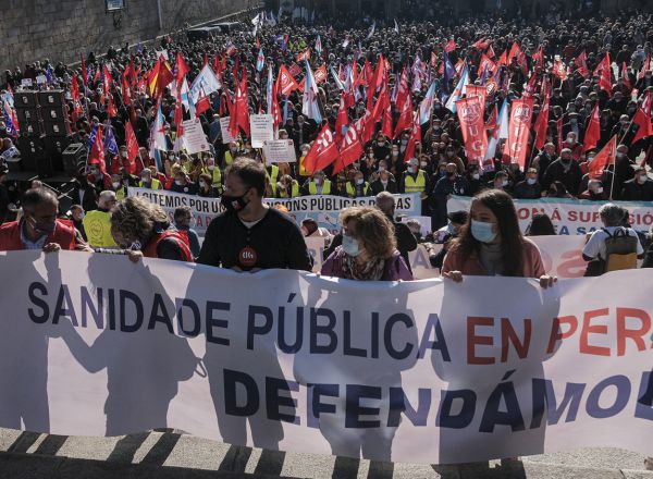 Varias personas con una pancarta en defensa de la sanidad pública, durante una manifestación convocada para demandar "más recursos" para Atención Primaria, en la Plaza da Quintana de Santiago de Compostela, a 14 de noviembre de 2021, en Santiago de Compostela, A Coruña, Galicia, (España). Convocada por SOS Sanidade Pública, con esta manifestación quieren reivindicar "más recursos" para la Atención Primaria y que las consultas sean presenciales, así como un "presupuesto finalista" para este nivel asistencial que suponga el 25% de la partida sanitaria. SANIDAD;SANIDADE;SANTIAGO DE COMPOSTELA César Arxina / Europa Press 14/11/2021