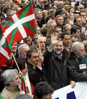 La cúpula directiva del Partido Popular, encabezada por su presidente, Mariano Rajoy, en una manifestación en País Vasco en 2006 La cúpula directiva del Partido Popular, encabezada por su presidente, Mariano Rajoy, en una manifestación en País Vasco en 2006