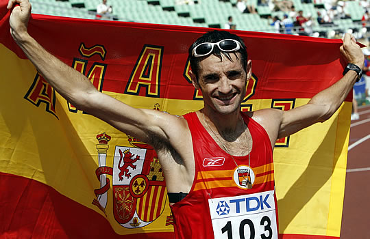 El marchador Paquillo Fernández porta la bandera de España El marchador Paquillo Fernández porta la bandera de España