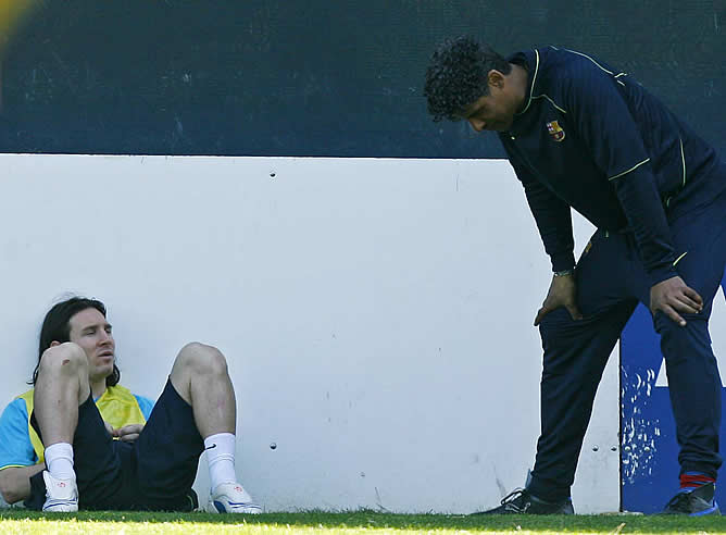 Rijkaard charla con Messi durante un entrenamiento Rijkaard charla con Messi durante un entrenamiento