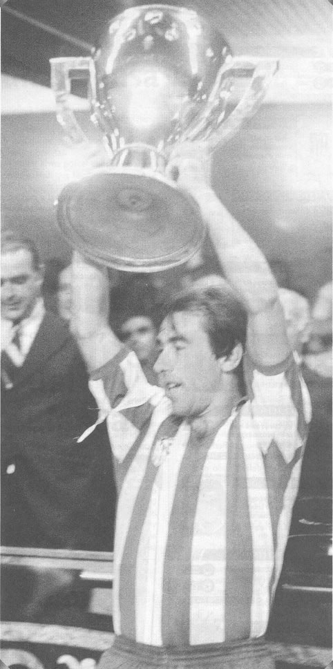 <b>Adelardo, historia en rojo y blanco</b>. En la imagen, levanta una de las tres Ligas que ganó con el Atlético. <b>Adelardo, historia en rojo y blanco</b>. En la imagen, levanta una de las tres Ligas que ganó con el Atlético.