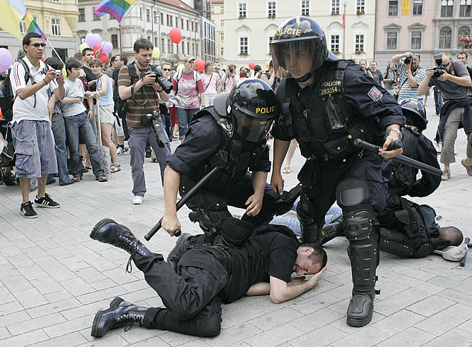 Una marcha de homosexuales en Brno termina en batalla campal con neonazis Una marcha de homosexuales en Brno termina en batalla campal con neonazis
