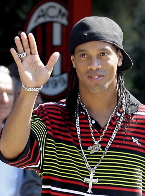 Ronaldinho, en su presentación con el Milán Ronaldinho, en su presentación con el Milán