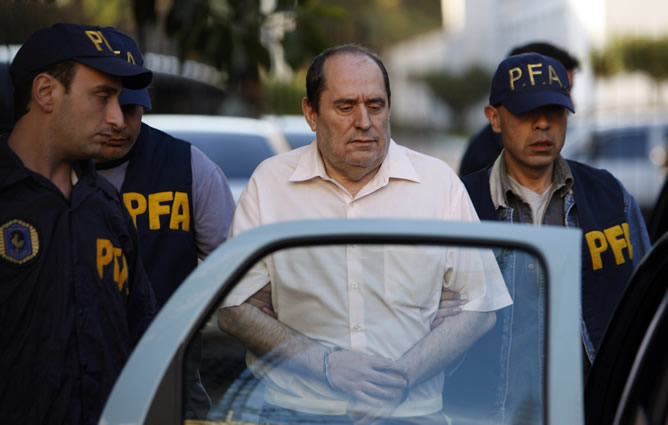 Rodríguez Menéndez siendo custodiado por los agentes en su detención Rodríguez Menéndez siendo custodiado por los agentes en su detención