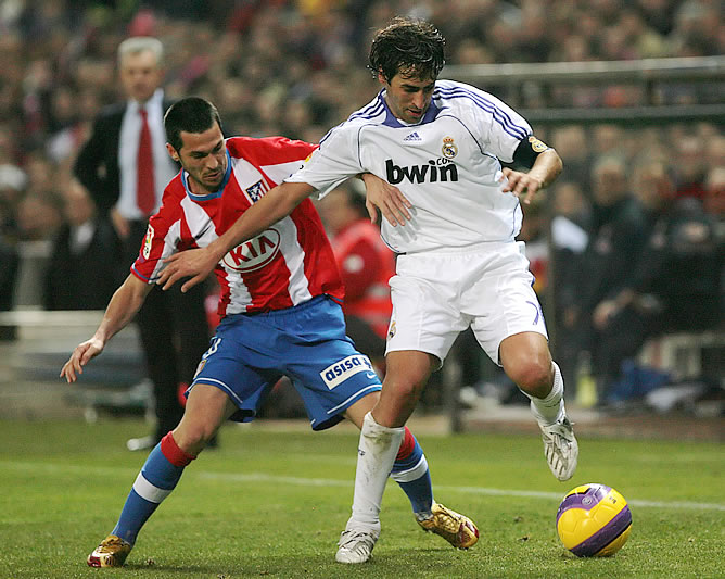 Raúl protege el balón ante Luis García en el último derbi jugado en el Calderón. El madridista volvió a marcar y ya suma once goles ante los rojiblancos. Raúl protege el balón ante Luis García en el último derbi jugado en el Calderón. El madridista volvió a marcar y ya suma once goles ante los rojiblancos.