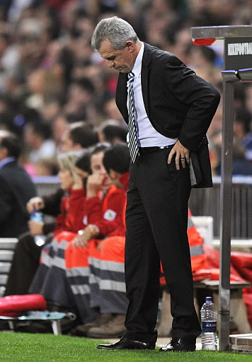 El entrenador mexicano, cabizbajo en un lance del encuentro que su equipo perdió ante el Real Madrid. El entrenador mexicano, cabizbajo en un lance del encuentro que su equipo perdió ante el Real Madrid.