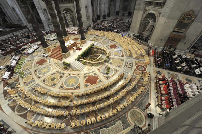 Benedicto XVI en la clausura del Sínodo de Obispos con una misa solemne en la basílica de San Pedro Benedicto XVI en la clausura del Sínodo de Obispos con una misa solemne en la basílica de San Pedro