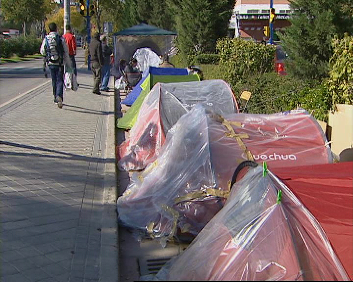 Cientos de personas esperaron en tiendas de campaña en Fuenlabrada a que se abriera el plazo para solicitar una vivienda en Noviembre de 2008 Cientos de personas esperaron en tiendas de campaña en Fuenlabrada a que se abriera el plazo para solicitar una vivienda en Noviembre de 2008