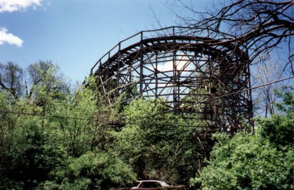 Imagen de una de las atracciones del parque Woncheon Lakeland (Corea del Sur), invadido por las ramas tras años de abandono. Imagen de una de las atracciones del parque Woncheon Lakeland (Corea del Sur), invadido por las ramas tras años de abandono.