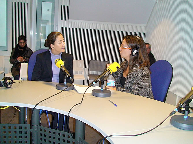 Ingrid Betancourt se ha encontrado con Miguel Bosé en Hora 25 Global. Ingrid Betancourt se ha encontrado con Miguel Bosé en Hora 25 Global.