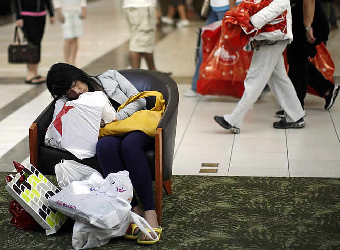 El primer día de rebajas en EEUU conocida como Black Friday ha sido especialmente violenta este año y un trabajador ha muerto en una avalancha de clientes El primer día de rebajas en EEUU conocida como Black Friday ha sido especialmente violenta este año y un trabajador ha muerto en una avalancha de clientes