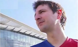 Miguel 'Messi' posa para las cámaras en los aledaños del Camp Nou. Miguel 'Messi' posa para las cámaras en los aledaños del Camp Nou.