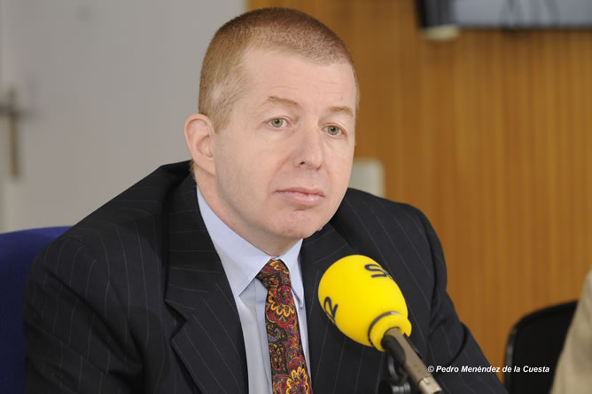 El embajador de Israel en España, Rafael Schutz, ha justificado este lunes en la SER la ofensiva de Israel en Gaza, que ya ha causado más de 900 muertos, y ha aludido a que la OTAN ha causado más muertes de civiles tanto en Yugoslavia como en Afganistán que Israel entre los palestinos. Asimismo, ha asegurado que el objetivo de los ataques es detener el lanzamiento de cohetes ý el contrabando de armas por parte de Hamás. El embajador de Israel en España, Rafael Schutz, ha justificado este lunes en la SER la ofensiva de Israel en Gaza, que ya ha causado más de 900 muertos, y ha aludido a que la OTAN ha causado más muertes de civiles tanto en Yugoslavia como en Afganistán que Israel entre los palestinos. Asimismo, ha asegurado que el objetivo de los ataques es detener el lanzamiento de cohetes ý el contrabando de armas por parte de Hamás.