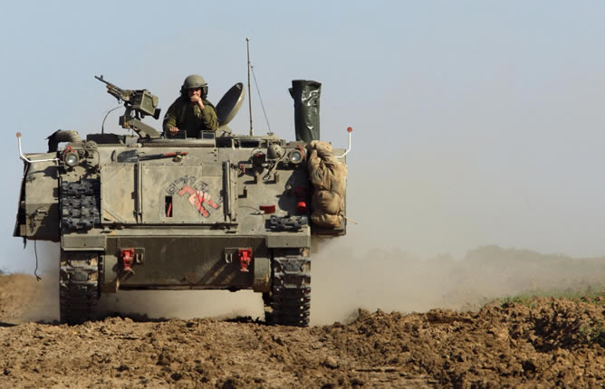 Un tanque israelí junto a la frontera norte de Gaza Un tanque israelí junto a la frontera norte de Gaza
