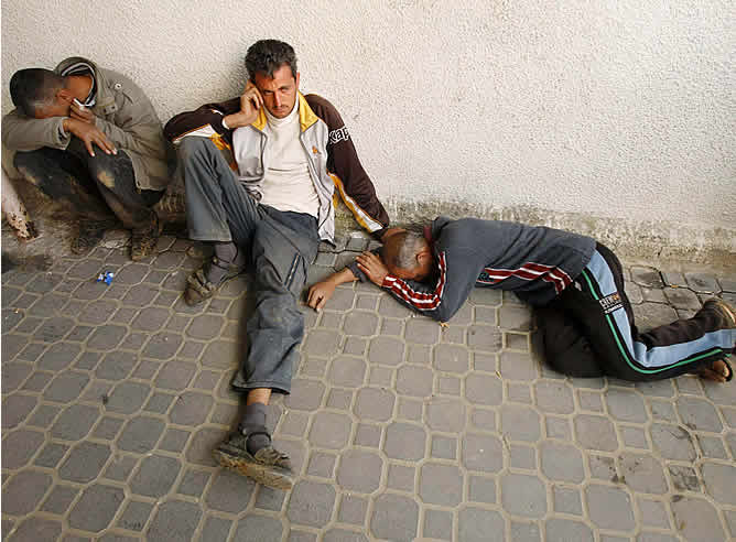 Los familiares del granjero palestino muerto este martes a la entrada del hospital en la ciudad de Khan Younis en Gaza. Un soldado israelí ha muerto y tres han resultado heridos la mañana de este martes como consecuencia de una explosión cerca de la frontera con la Franja de Gaza, según ha informado la cadena de televisión Arabiya. Las tropas israelíes, por su parte, han matado a un granjero palestino, según han informado fuentes médicas. Los familiares del granjero palestino muerto este martes a la entrada del hospital en la ciudad de Khan Younis en Gaza. Un soldado israelí ha muerto y tres han resultado heridos la mañana de este martes como consecuencia de una explosión cerca de la frontera con la Franja de Gaza, según ha informado la cadena de televisión Arabiya. Las tropas israelíes, por su parte, han matado a un granjero palestino, según han informado fuentes médicas.