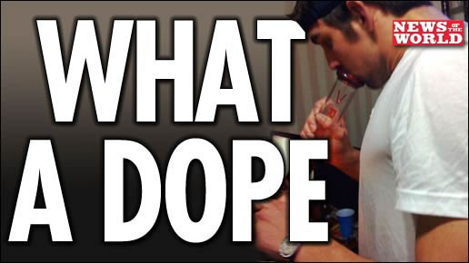 Ésta es la imagen publicada por ''News of the world'' en la que Michael Phelps es cazado in fraganti fumando una pipia de marihuana. Ésta es la imagen publicada por ''News of the world'' en la que Michael Phelps es cazado in fraganti fumando una pipia de marihuana.