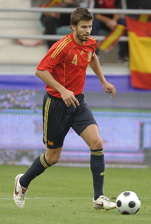 Gerard Piqué lucirá por primera vez la camiseta de la selección Absoluta. En la imagen, en un partido con la Sub-21. Gerard Piqué lucirá por primera vez la camiseta de la selección Absoluta. En la imagen, en un partido con la Sub-21.