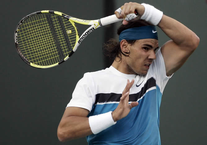 Nadal devuelve una bola de Tursunov Nadal devuelve una bola de Tursunov