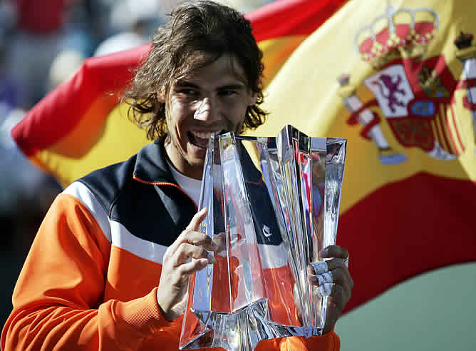 Rafa Nadal, número uno del mundo, retomó la corona de campeón en Indian Wells, torneo que ganó en 2007, al avasallar al británico Andy Murray en dos sets, por 6-1 y 6-2, en 80 minutos de un partido marcado por los fuertes vientos Rafa Nadal, número uno del mundo, retomó la corona de campeón en Indian Wells, torneo que ganó en 2007, al avasallar al británico Andy Murray en dos sets, por 6-1 y 6-2, en 80 minutos de un partido marcado por los fuertes vientos