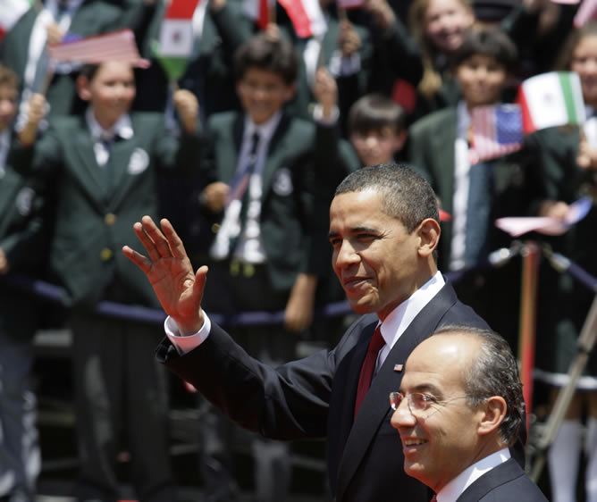 El presidente de EEUU Barack Obama junto al presidente mexicano Felipe Calderón durante la ceremonia oficial de bienvenida celebrada la residencia presidencial de Los Pinos, Ciudad de México El presidente de EEUU Barack Obama junto al presidente mexicano Felipe Calderón durante la ceremonia oficial de bienvenida celebrada la residencia presidencial de Los Pinos, Ciudad de México