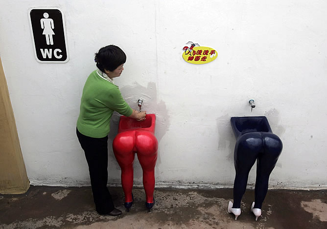 Una mujer se lava las manos en el baño del primer parque temático sobre sexo de China Una mujer se lava las manos en el baño del primer parque temático sobre sexo de China